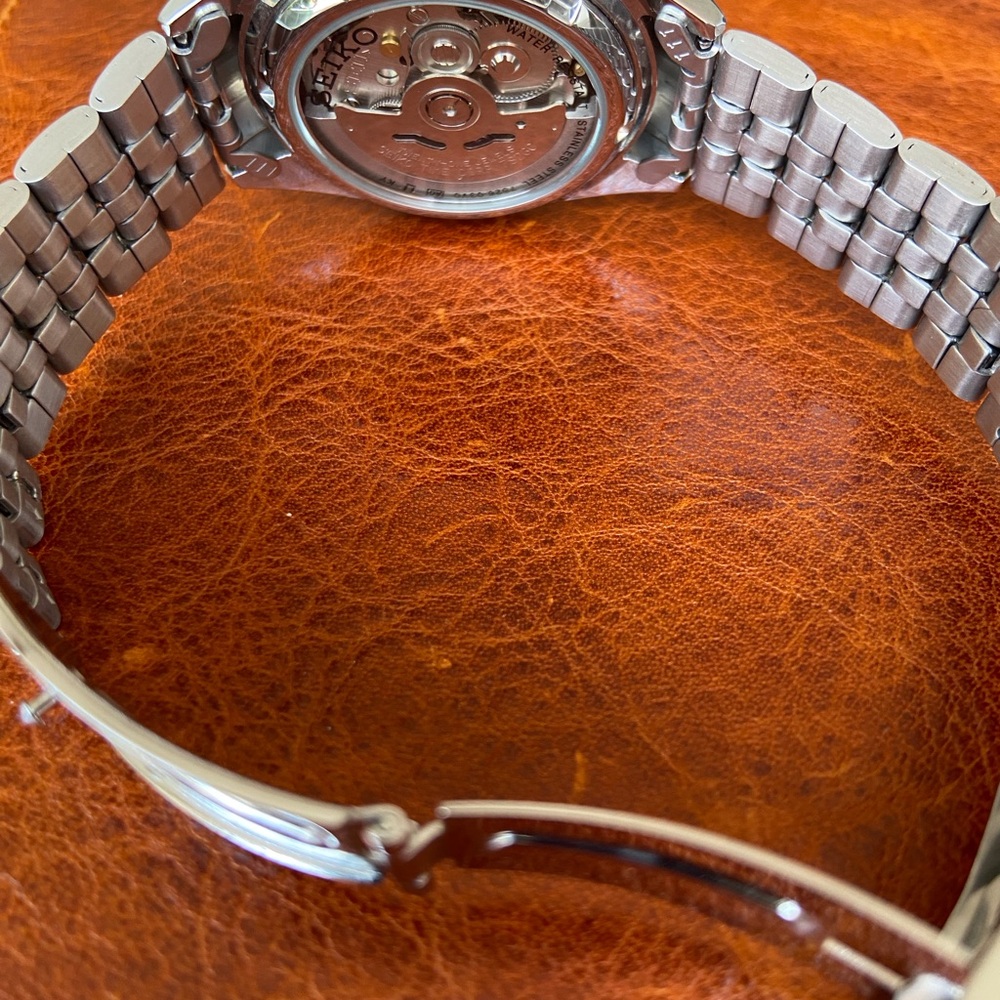 Seiko 5 Black Dial Watch.  Stainless steel - Picture 5 of 6